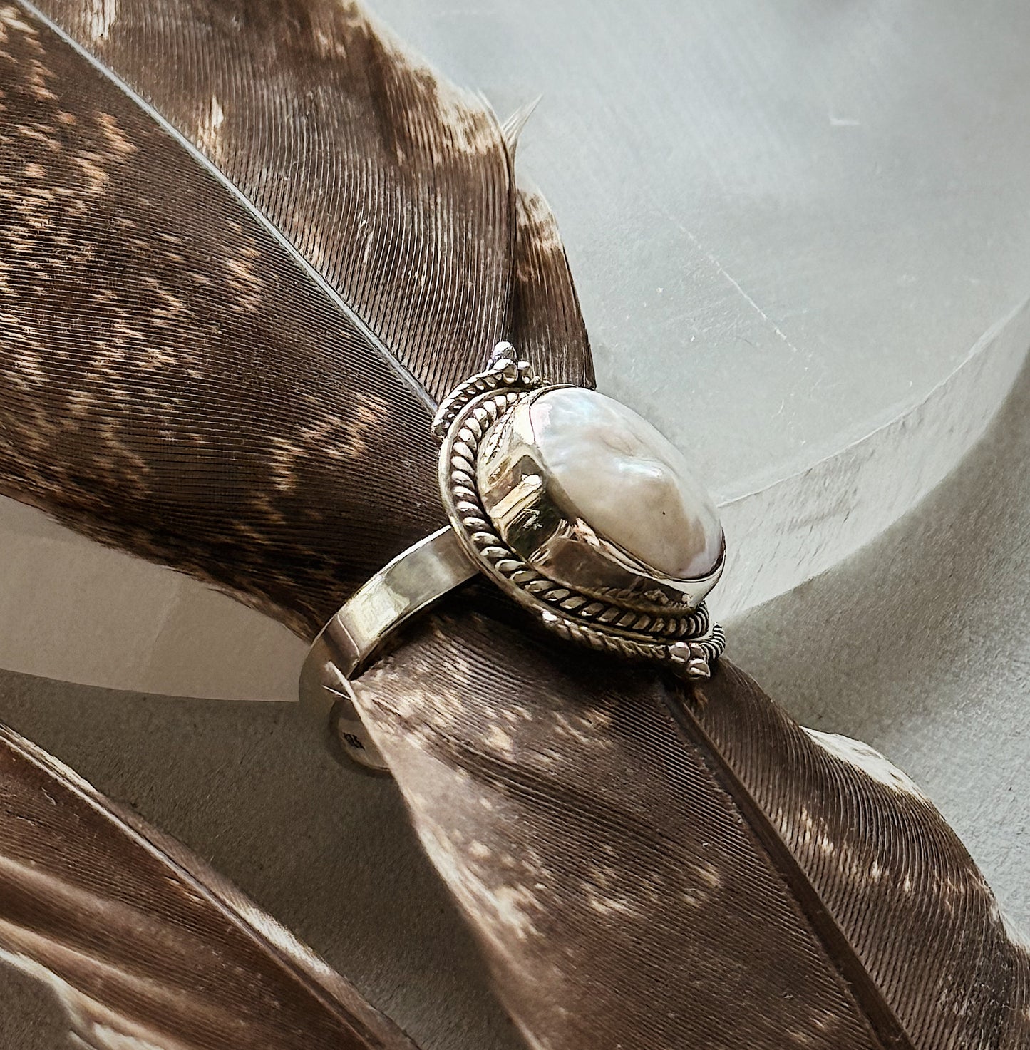 Sidabrinis žiedas su barokiniu perlu / 18 dydis