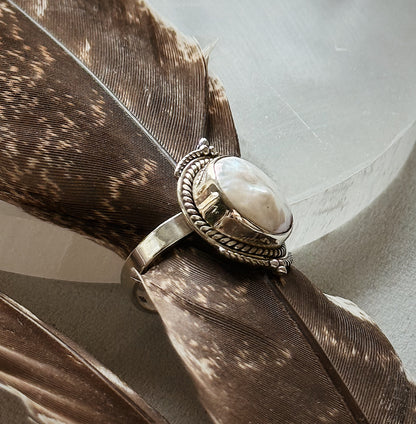 Sidabrinis žiedas su barokiniu perlu / 18 dydis