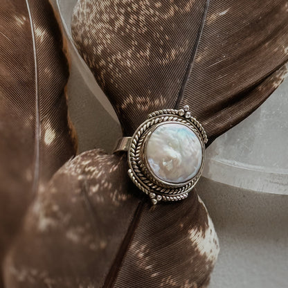 Sidabrinis žiedas su barokiniu perlu / 18 dydis