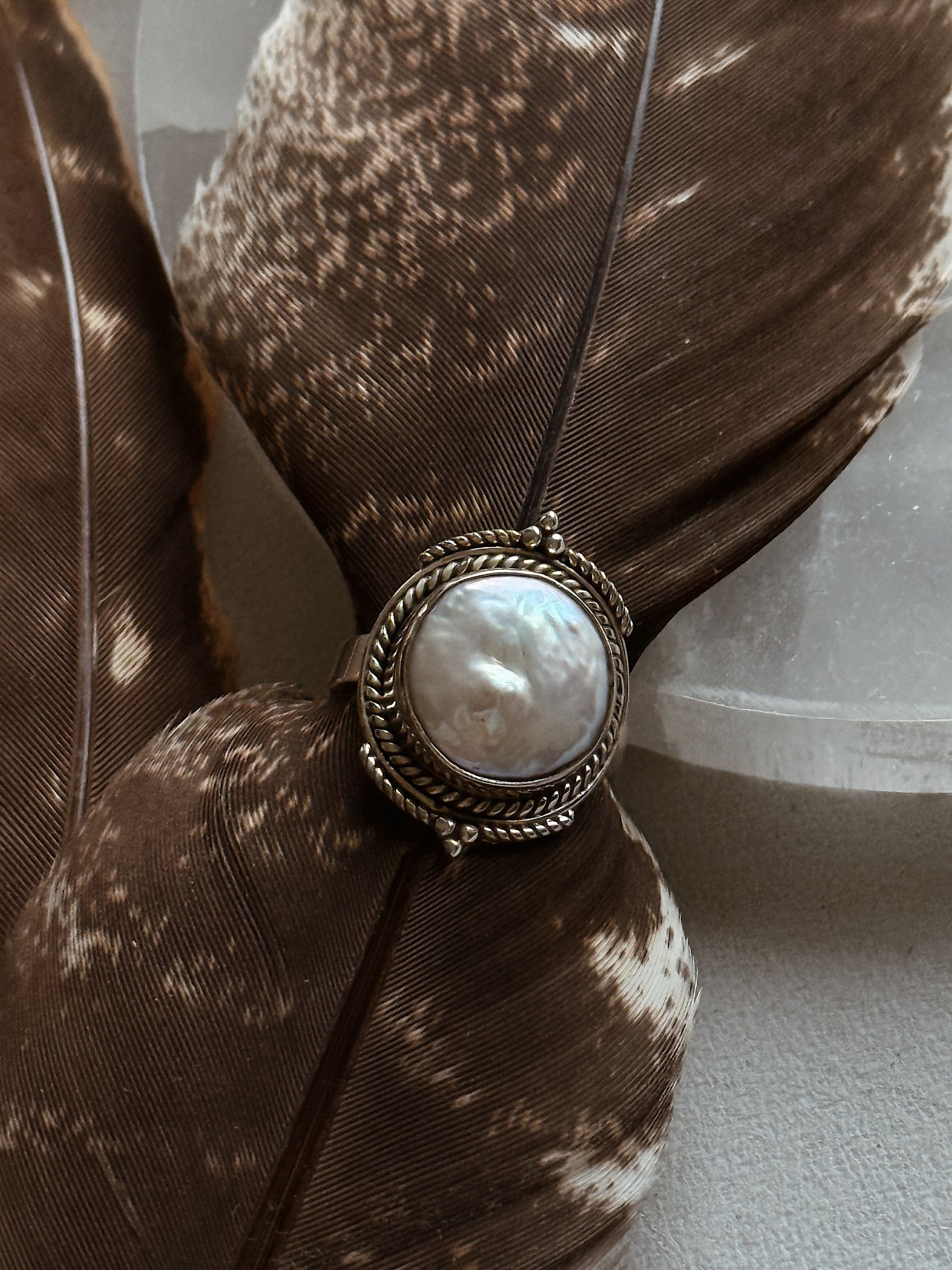 Sidabrinis žiedas su barokiniu perlu / 18 dydis