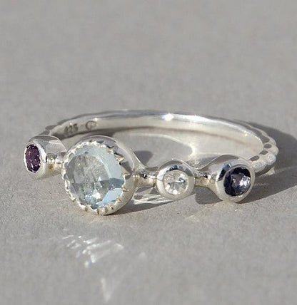 Sidabrinis žiedas su įvairiais kristalais