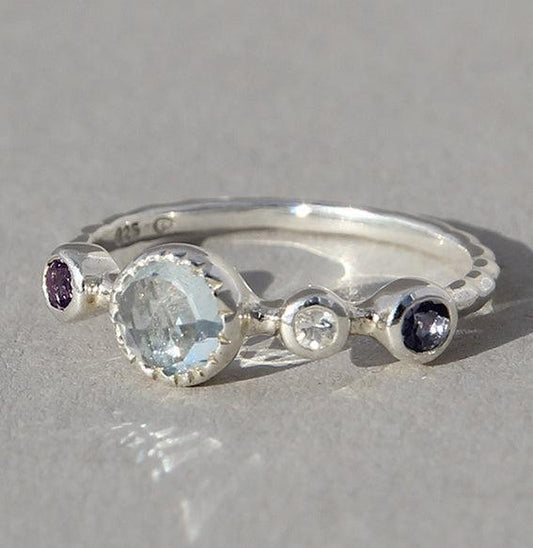 Sidabrinis žiedas su įvairiais kristalais