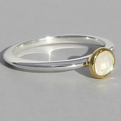 Sidabrinis žiedas su mėnulio akmeniu