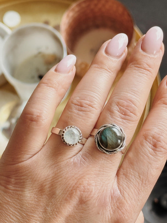 Sidabrinis žiedas su mėnulio akmeniu