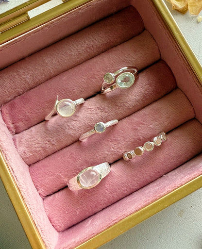 Sidabrinis žiedas su mėnulio akmeniu