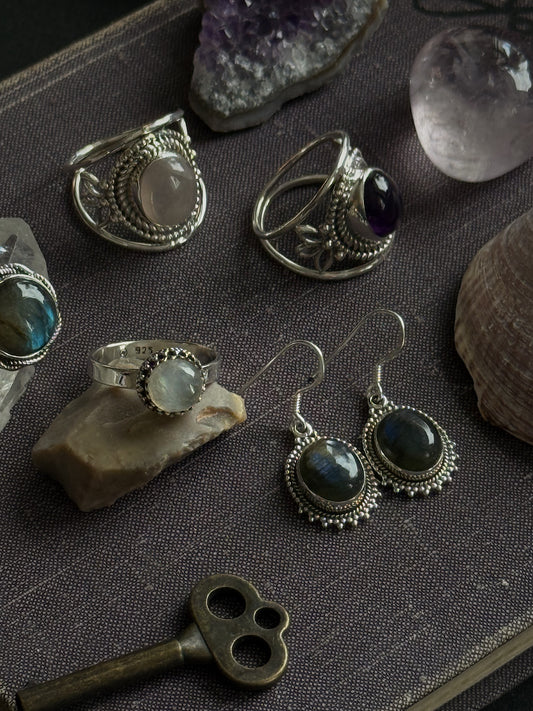 Sidabrinis žiedas su mėnulio akmeniu