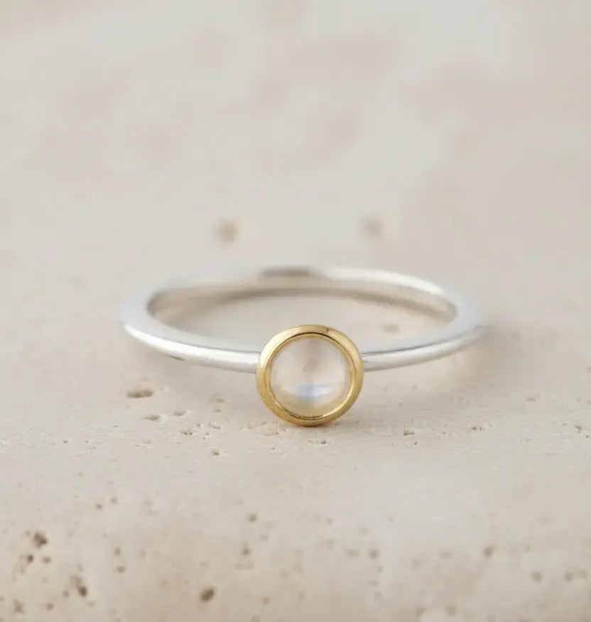 Sidabrinis žiedas su mėnulio akmeniu