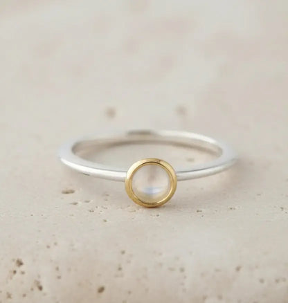 Sidabrinis žiedas su mėnulio akmeniu