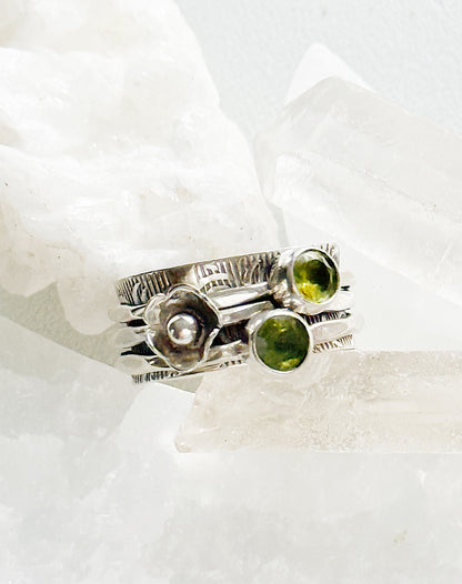 Sidabrinis žiedas su peridotu “Žydėjimas” / 18 dydis