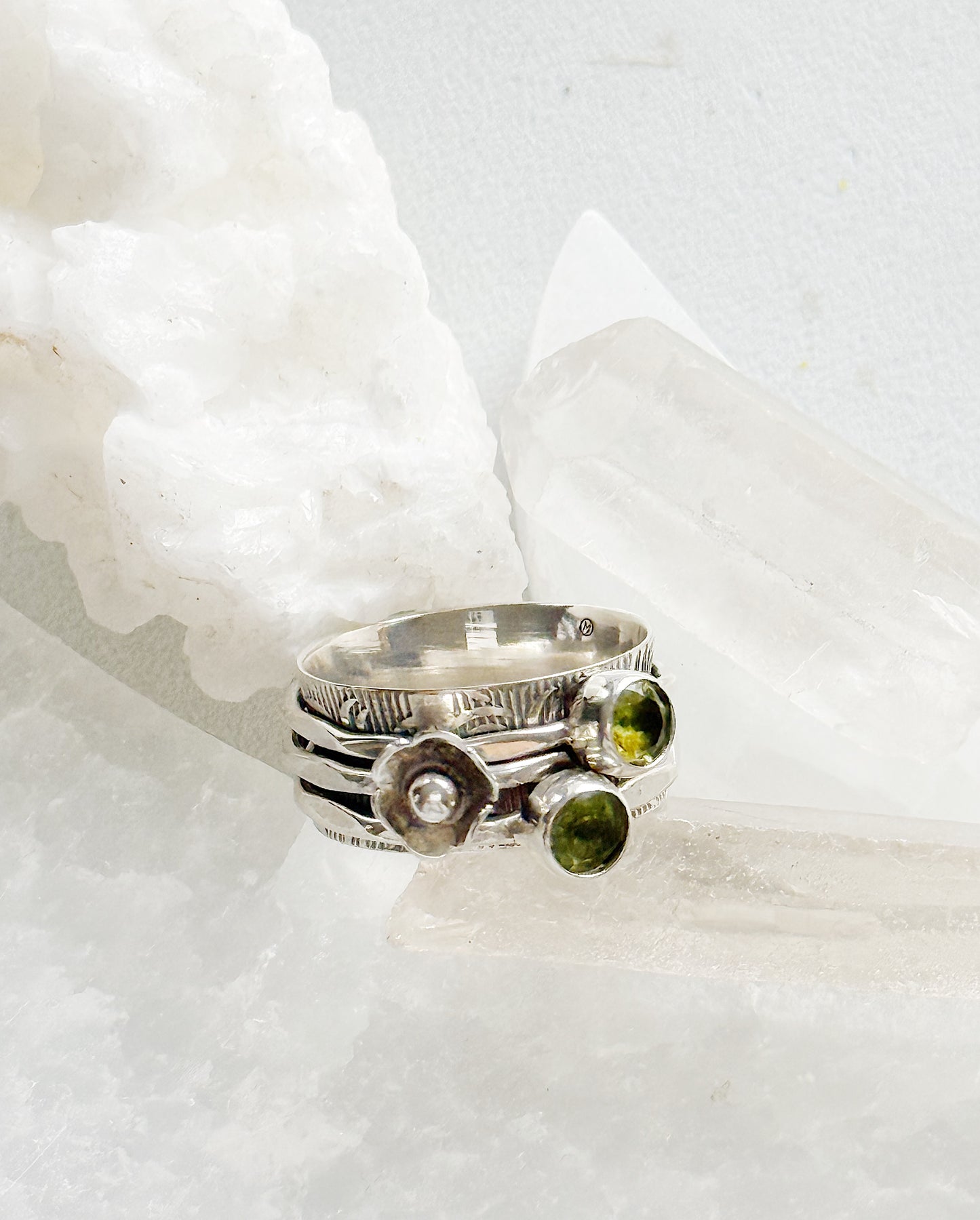 Sidabrinis žiedas su peridotu “Žydėjimas” / 18 dydis