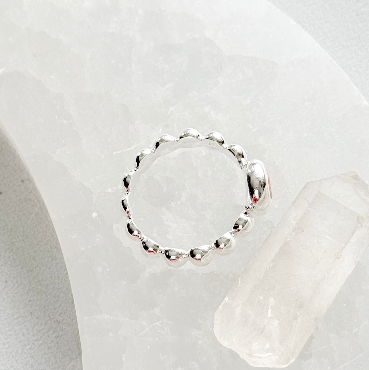 Sidabrinis žiedas su persikiniu mėnulio akmeniu