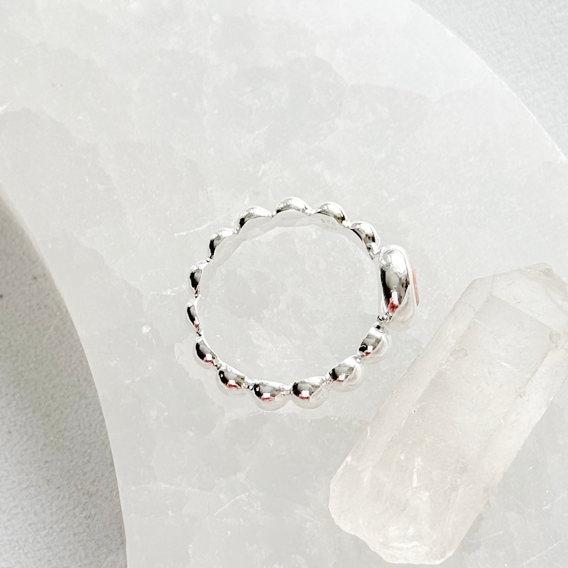 Sidabrinis žiedas su persikiniu mėnulio akmeniu