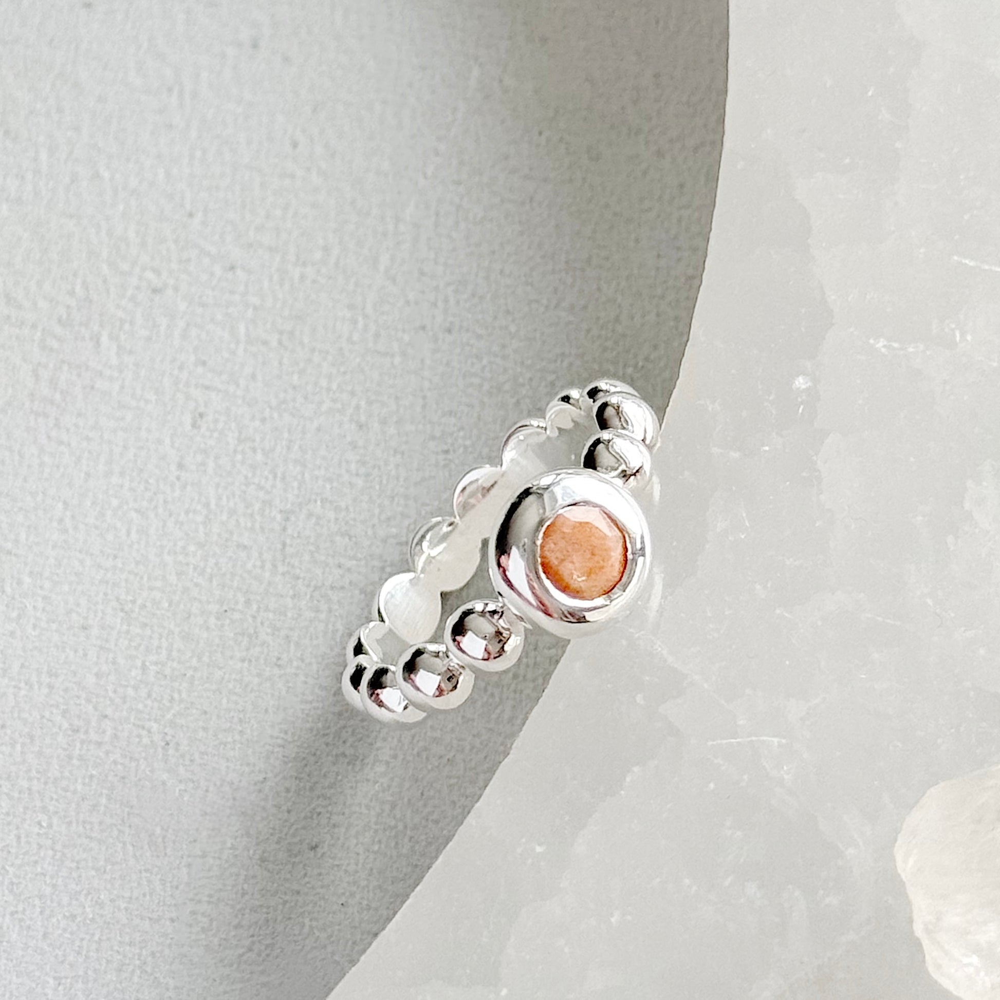 Sidabrinis žiedas su persikiniu mėnulio akmeniu