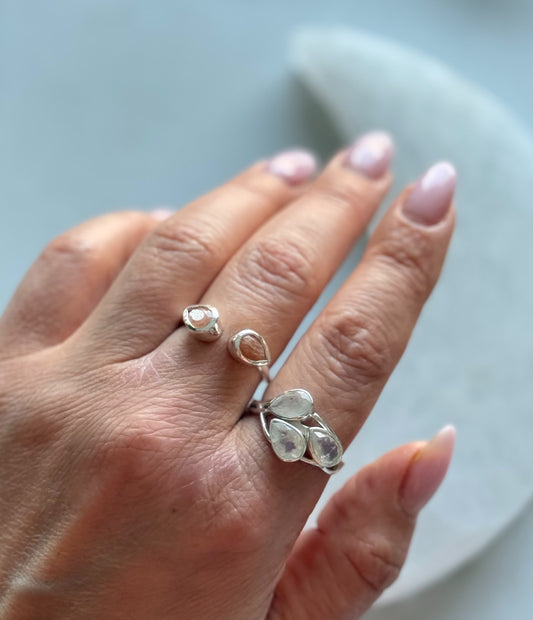 Sidabrinis žiedas su persikiniu mėnulio akmeniu “Lašeliai”