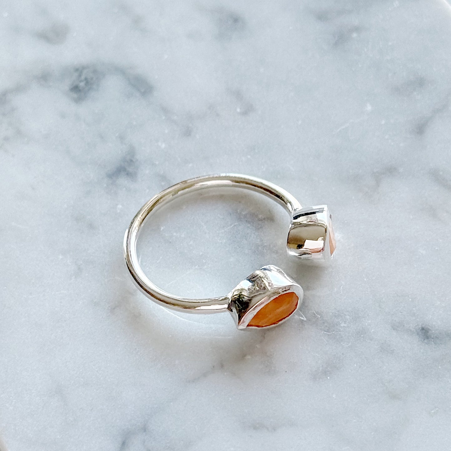 Sidabrinis žiedas su persikiniu mėnulio akmeniu “Lašeliai”