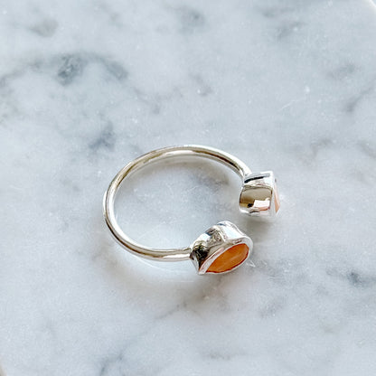 Sidabrinis žiedas su persikiniu mėnulio akmeniu “Lašeliai”