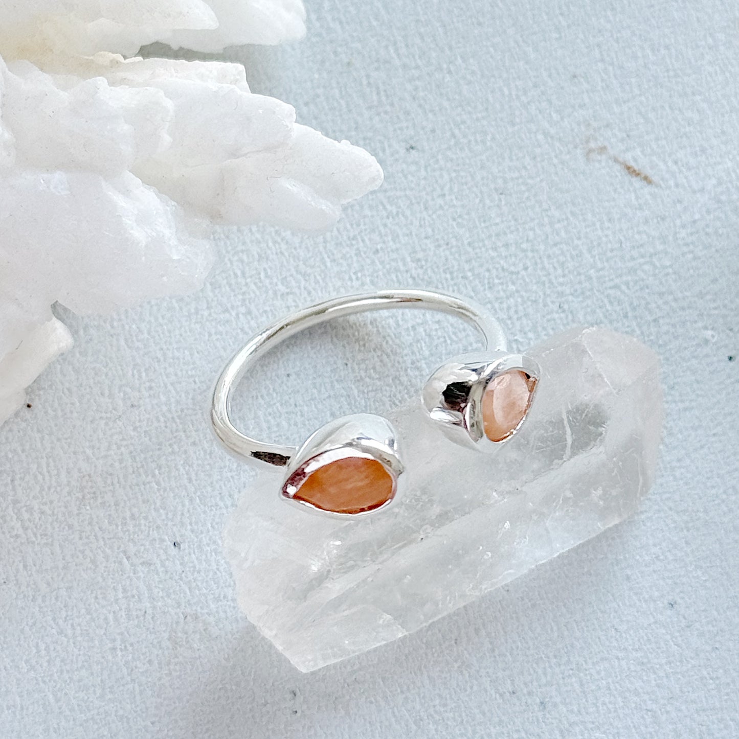 Sidabrinis žiedas su persikiniu mėnulio akmeniu “Lašeliai”