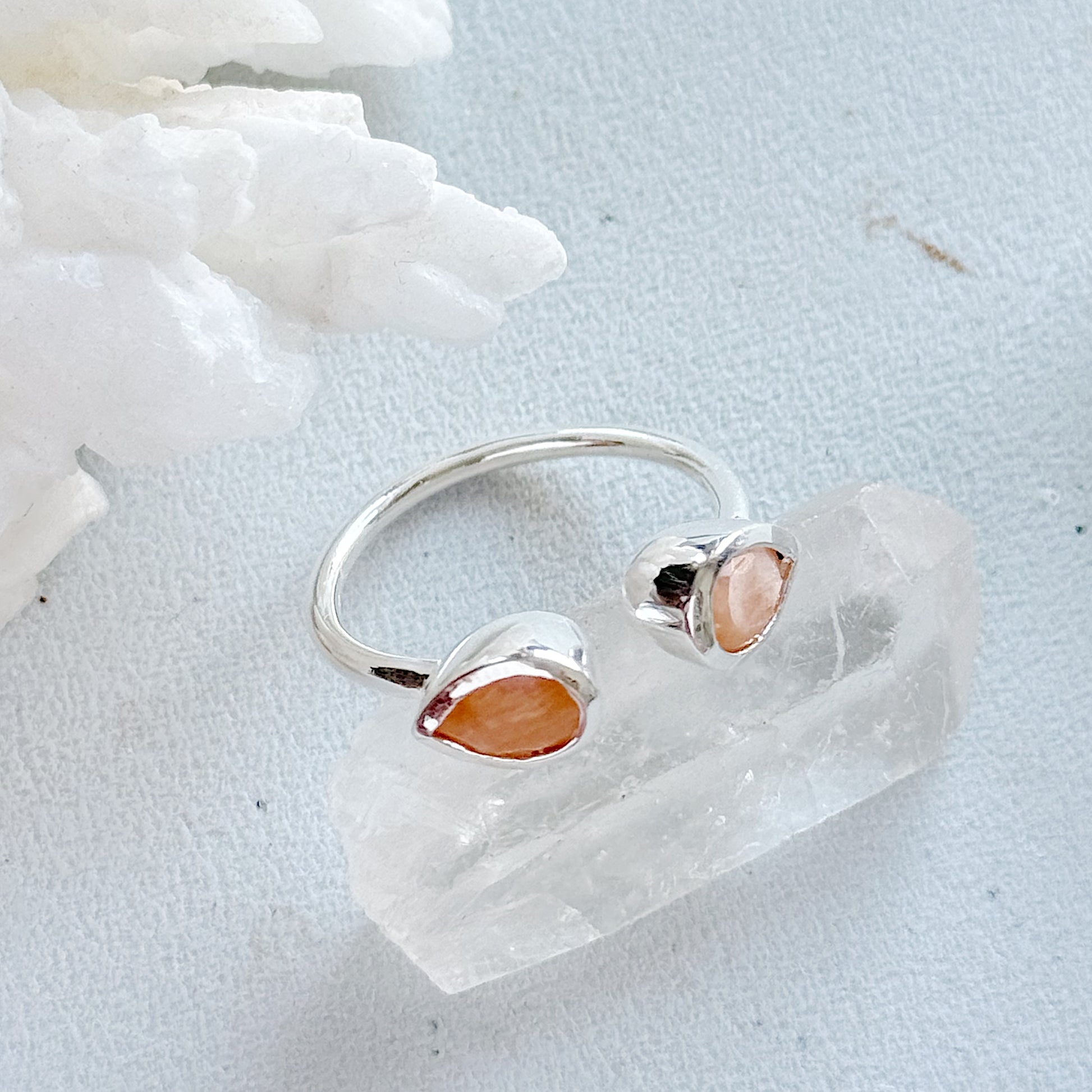 Sidabrinis žiedas su persikiniu mėnulio akmeniu “Lašeliai”