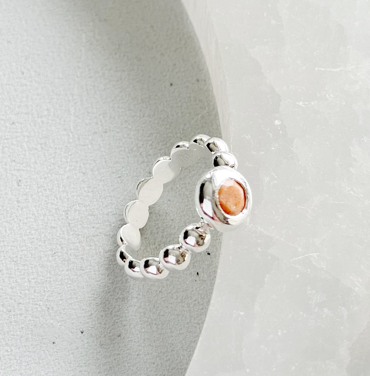 Sidabrinis žiedas su persikiniu mėnulio akmeniu