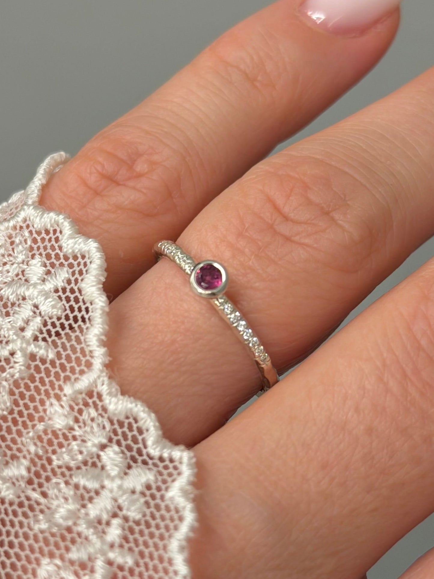 Sidabrinis žiedas su rodolitu