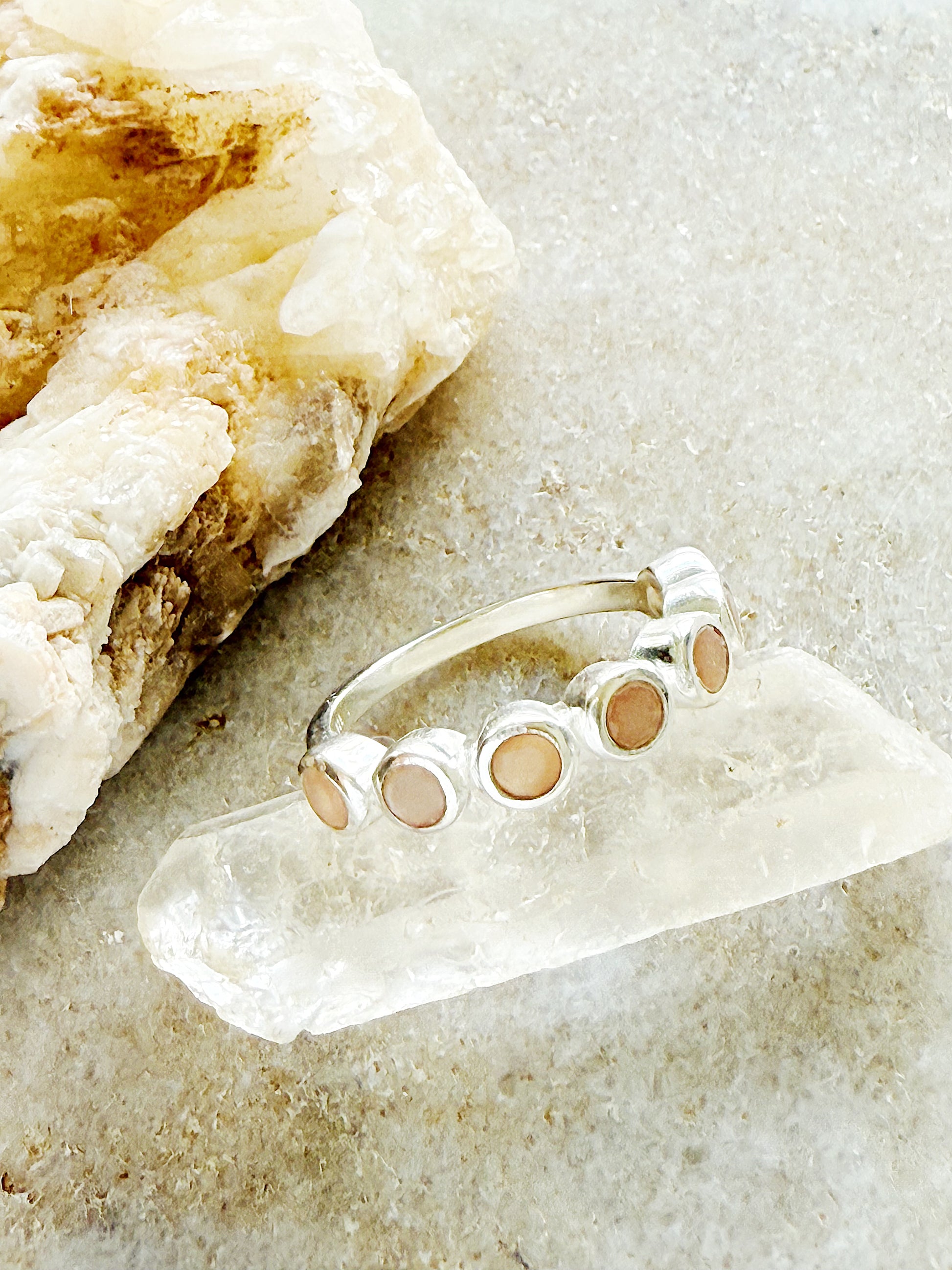 Sidabrinis žiedas su rožiniu kvarcu ir persikiniu mėnulio akmeniu / 18 dydis