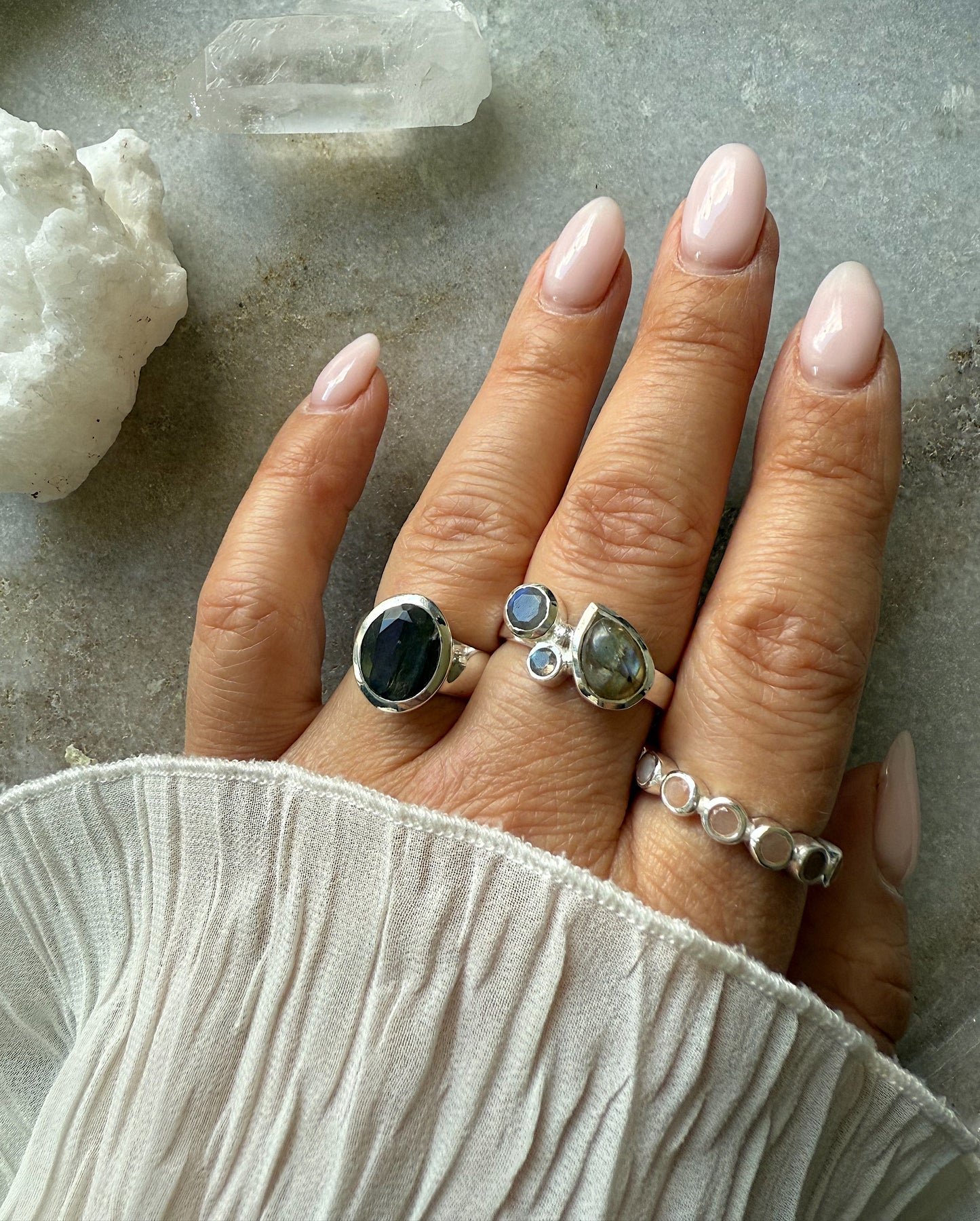 Sidabrinis žiedas su rožiniu kvarcu ir persikiniu mėnulio akmeniu / 18 dydis