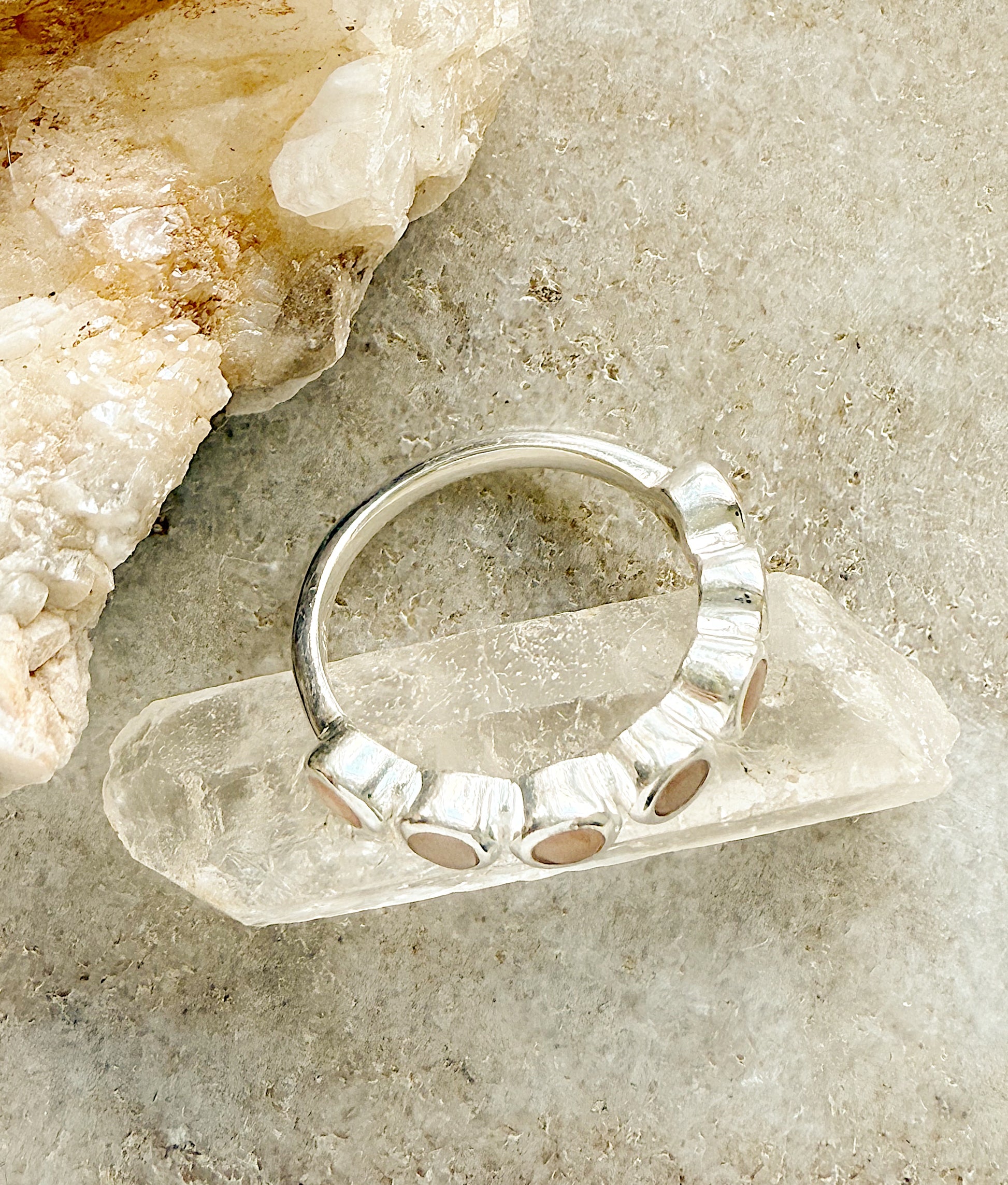 Sidabrinis žiedas su rožiniu kvarcu ir persikiniu mėnulio akmeniu / 18 dydis