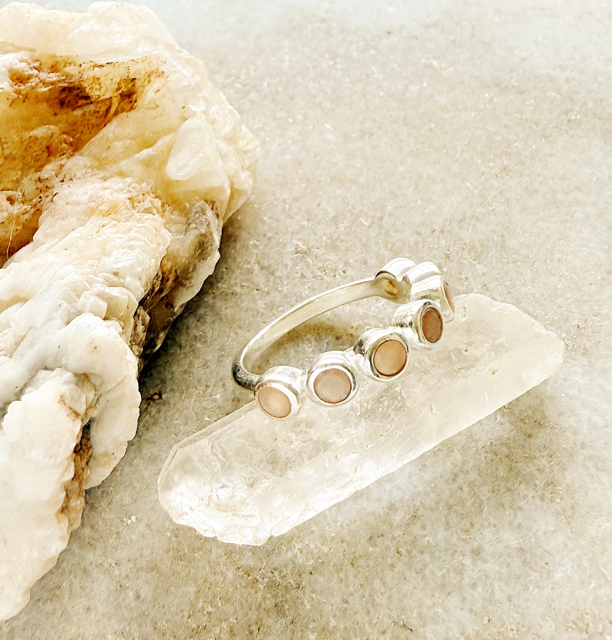 Sidabrinis žiedas su rožiniu kvarcu ir persikiniu mėnulio akmeniu / 18 dydis