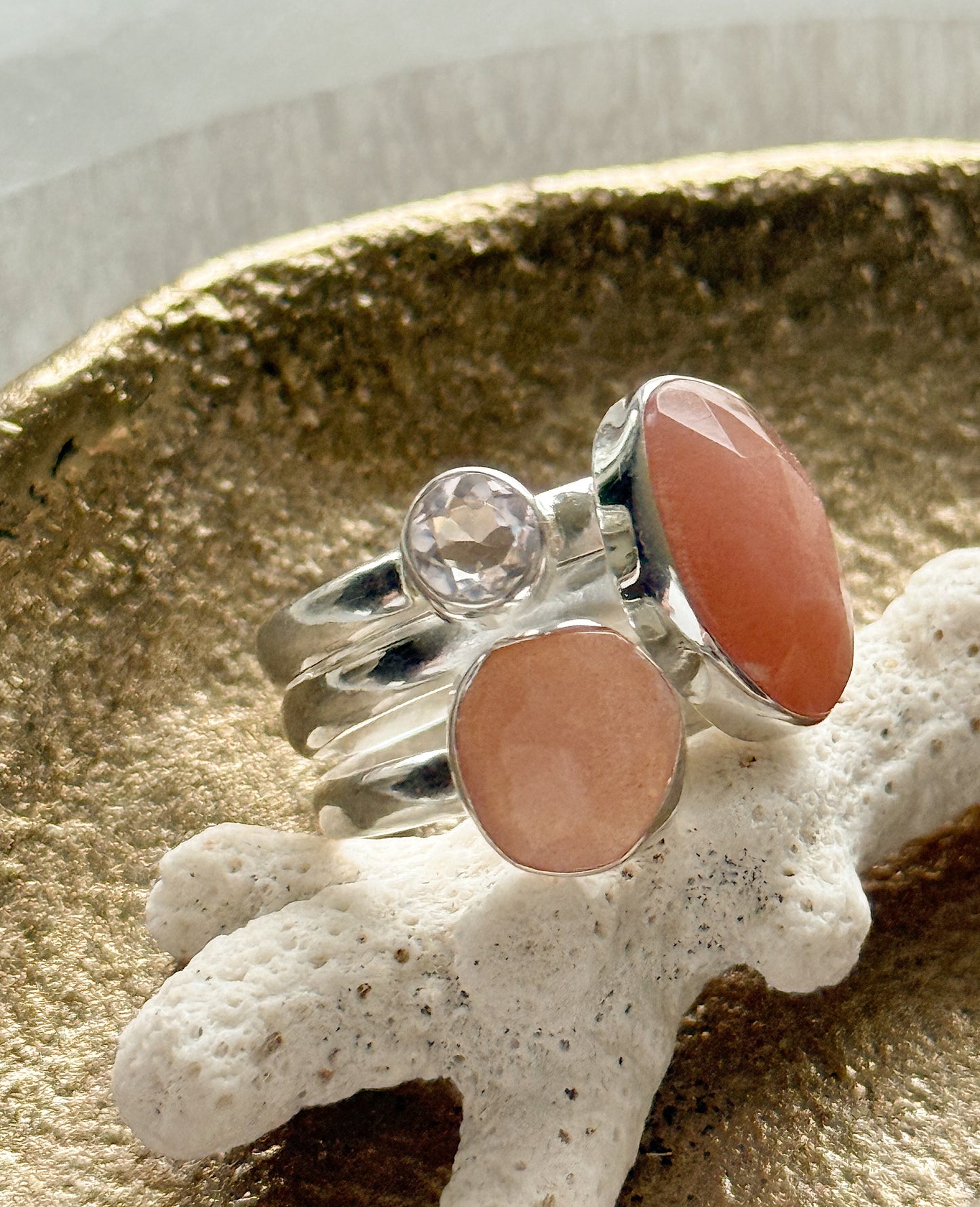 Sidabrinis žiedas su rožiniu kvarcu ir persikiniu mėnulio akmeniu / 18 dydis