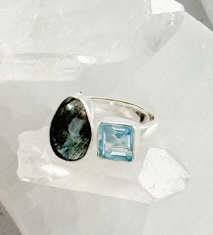 Sidabrinis žiedas su samanų Kianitu ir Topazu / 16 dydis