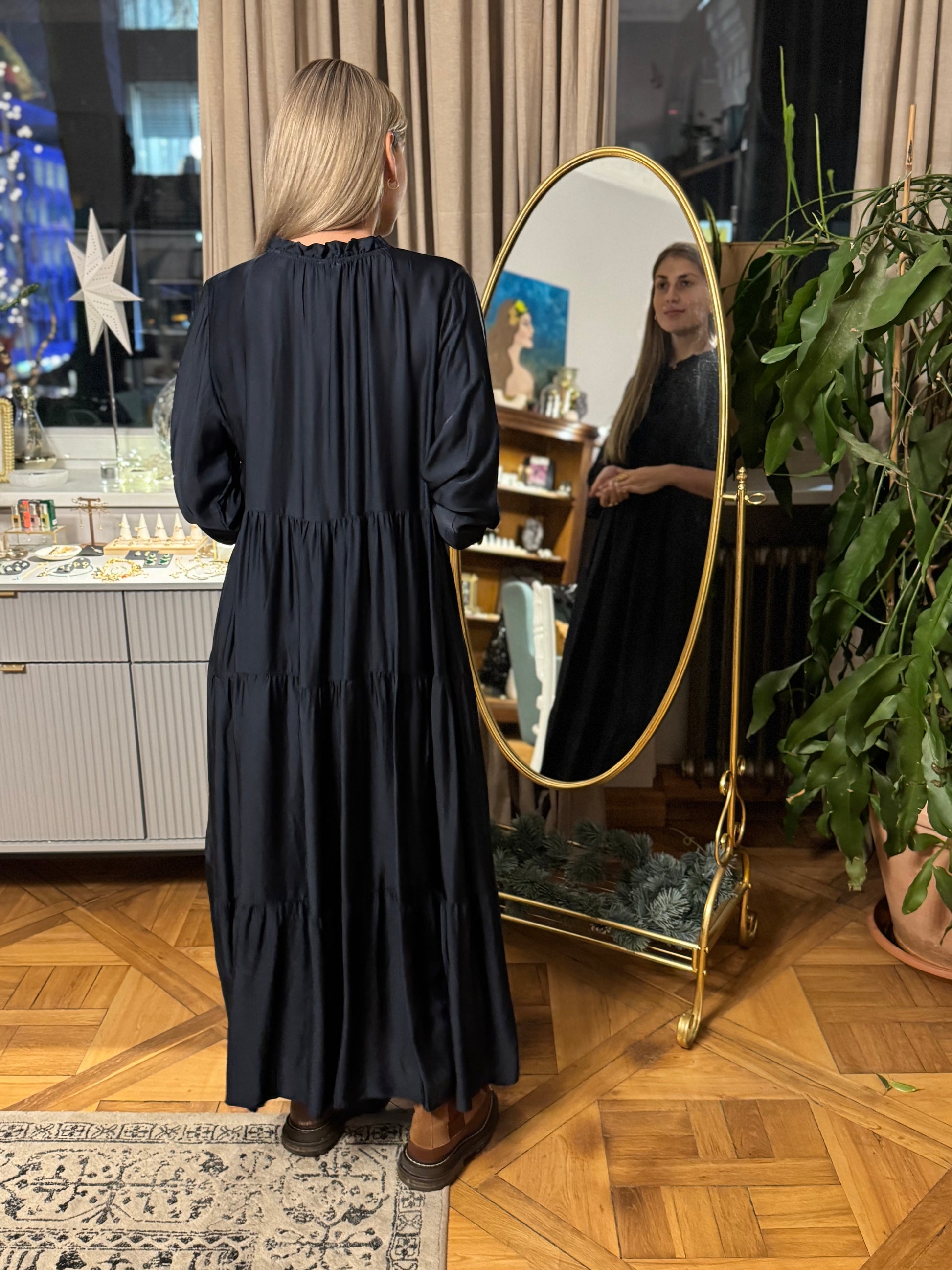 Suknelė "Mėnulio Šilko Naktis"