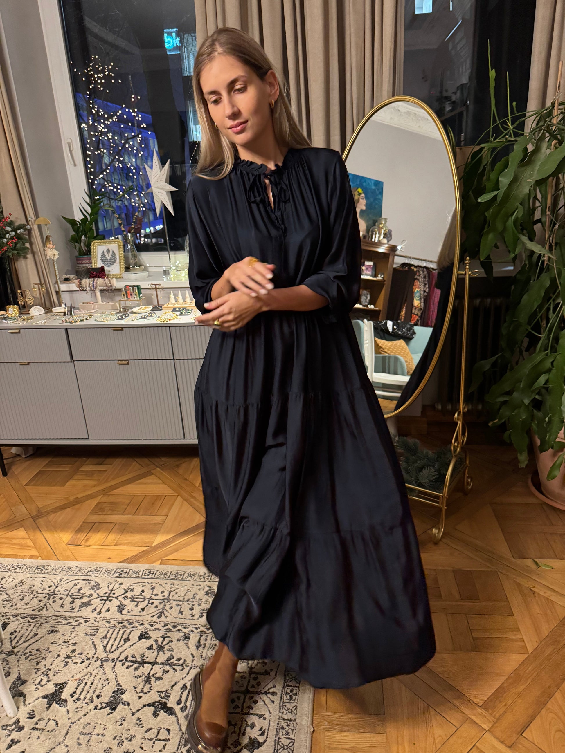 Suknelė "Mėnulio Šilko Naktis"