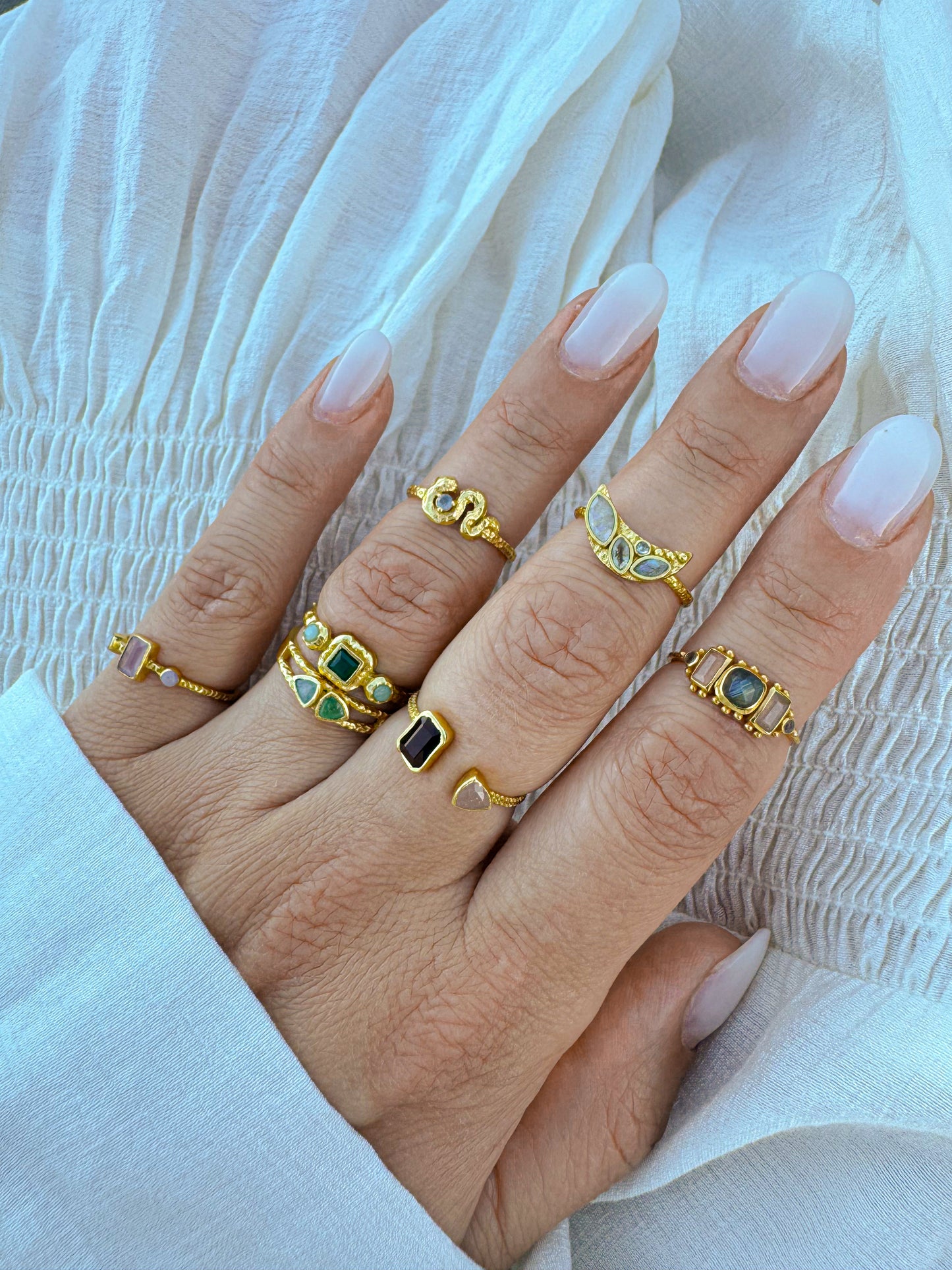 Žiedas su labradorito, dūminio kvarco ir persikinio mėnulio akmens kristalais