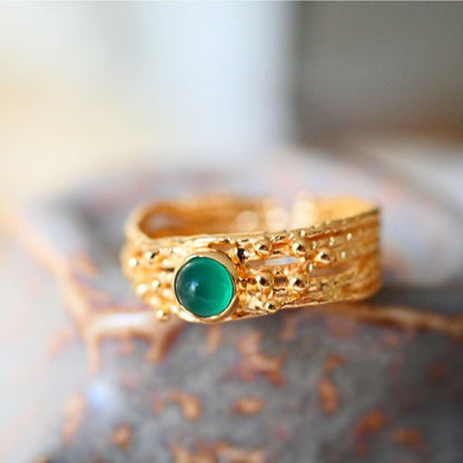 Žiedas su žaliuoju oniksu